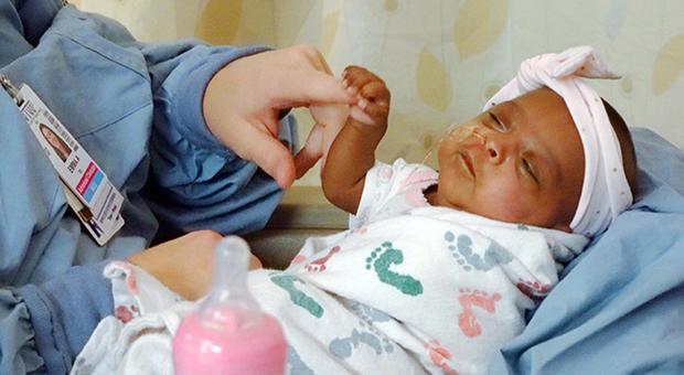 La neonata più piccola del mondo, pesava 240 grammi. «Doveva morire dopo un'ora, adesso sta bene»