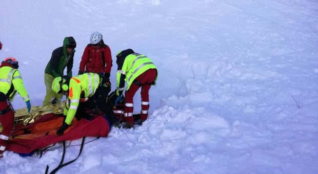 Bloccati su una lastra di ghiaccio a 1.900 metri due giovani scialpinisti