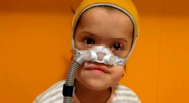 Lucia, 9 anni e la malattia che non fa crescere solo le ossa, i genitori: «Servono 450mila euro, aiutateci»