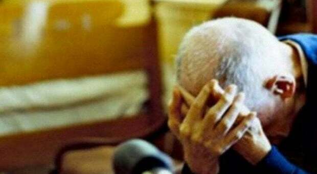 Anziano minacciato e picchiato per anni, arrestata badante romena