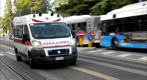 Il soccorso gli blocca la strada: s'infuria e ruba le chiavi all'ambulanza