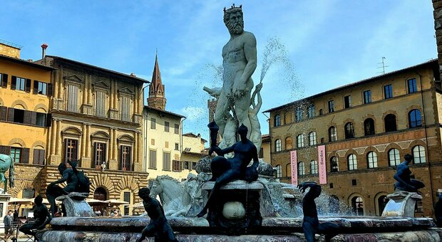 Caldo a Firenze, turisti si tuffano in costume da bagno nella fontana del Nettuno: multati