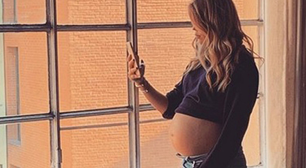 Costanza Caracciolo agli ultimi giorni di gravidanza: la foto col pancione fa il boom di like