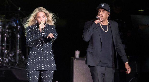Beyoncé e Jay-z, paura al concerto: un uomo fa irruzione sul palco e li insegue Video