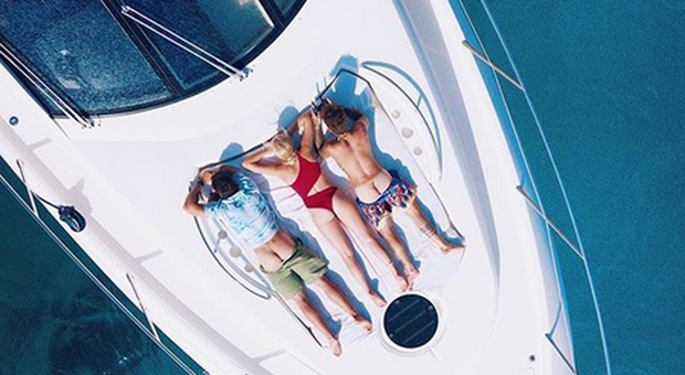 Fedez hot, lato b in vista in barca con Chiara Ferragni e lo youtuber Luis Sal