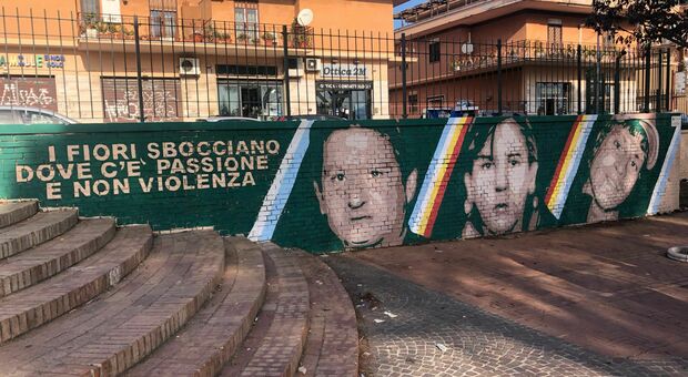 Roma, un murale per Paparelli, De Falchi e Gabbo Sandri: «I fiori sbocciano dove c’è passione e non violenza» FOTO