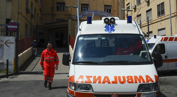 «Spegni la sirena o sono botte», gang accerchia ambulanza a Napoli