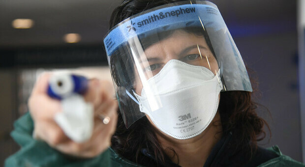 I lavoratori essenziali devono indossare le mascherine anche in casa per proteggere i familiari: il provvedimento a Los Angeles