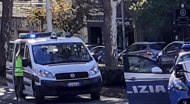 Roma, volante della Polizia si schianta contro il tram: due agenti in codice rosso FOTO