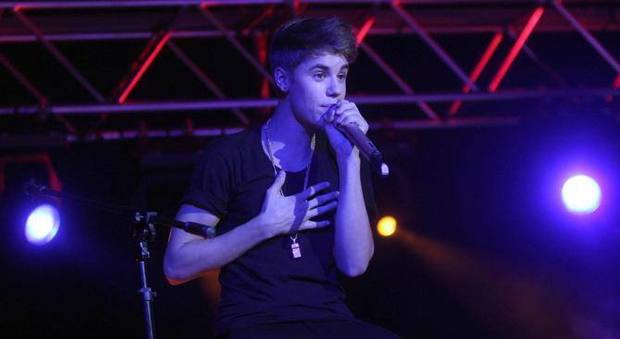 Si fingeva Justin Bieber in chat per adescare adolescenti: arrestato professore universitario