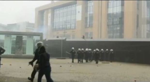 Alta tensione a Bruxelles, scontri tra pro migranti ed estrema destra: la polizia carica i manifestanti
