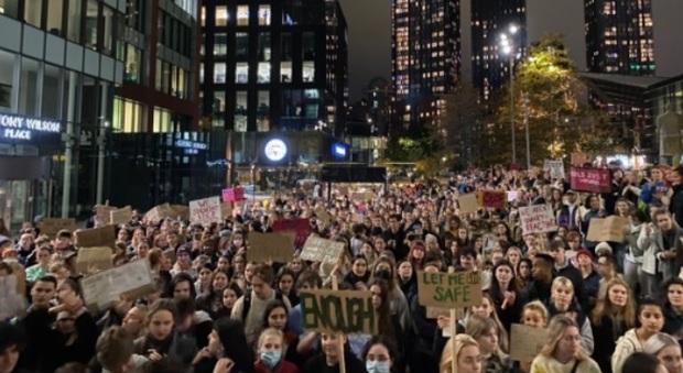 Migliaia di donne in piazza contro lo «spiking». La droga dello stupro (iniettata di nascosto) allarma l'Inghilterra