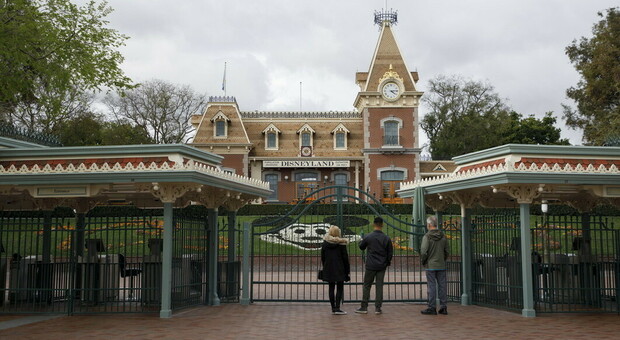 Disneyland e l'impegno contro il Covid: il parco chiuso da marzo si trasforma in un centro vaccini