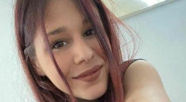 Valentina muore a 25 anni mentre va alla festa di Capodanno: l'auto guidata dalla sua amica si schiantata contro un albero