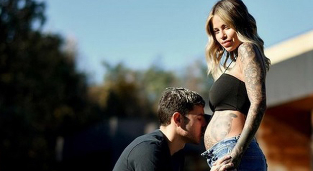 Theo Hernandez diventa papà, la fidanzata Zoe Cristofoli è incinta. Su Instagram il bacio al pancione