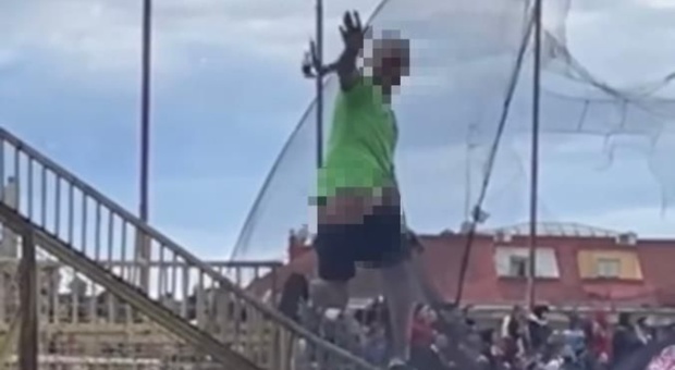 Crotone choc, il tifoso allo stadio si abbassa i pantaloni: Daspo di cinque anni dopo il video virale sui social