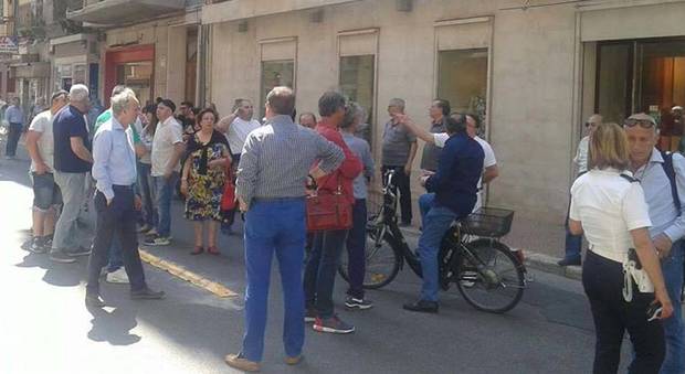 Tiziana Cantone, caos nel giorno dei funerali: i commercianti bloccano la strada della chiesa