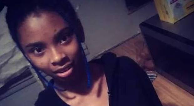 Ragazza di 19 anni uccide il suo stupatore a colpi di pistola: è stata scarcerata
