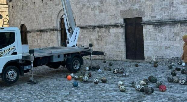 Ascoli, il tetto della chiesa viene pulito e spuntano decine di palloni