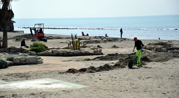 Tornano i chioschi che i prefetti definirono illegittimi: spiagge nel caos a Ostia