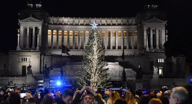 Roma Albero Di Natale.Inaugurato L Albero Di Natale In Piazza Venezia A Roma E Illuminato Da Tre Chilometri Di Luci