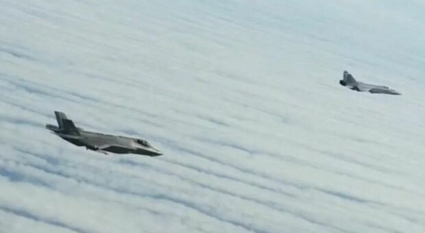 Nato intercetta due jet russi vicino alla Norvegia e manda gli F-35. Oslo: «Reazione aggressiva»