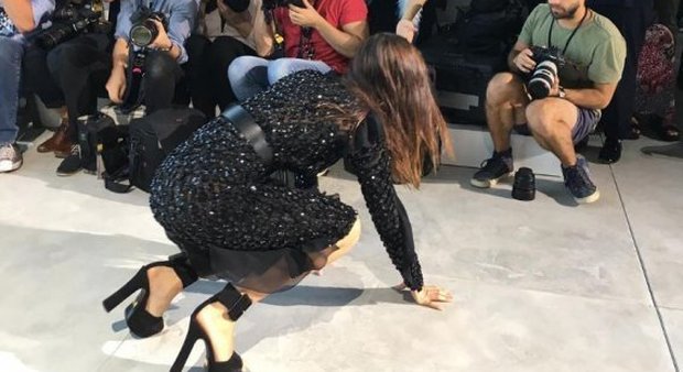 Bella Hadid, che scivolone: la caduta in passerella da un tacco 16
