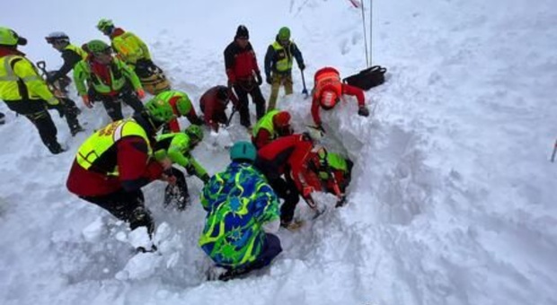 Valanga in Val di Fassa, due scialpinisti feriti: uno, sepolto dalla neve, è gravissimo