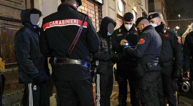 Milano, sabato sera fra risse e coltelli in corso Como: sei feriti
