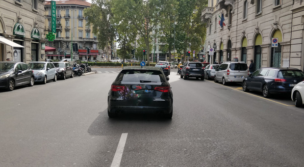 Non c'è posto al parcheggio, abbandona l'Audi in mezzo alla strada FOTO