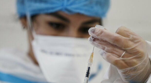 Covid, in Italia vaccinate oltre 45mila persone. In Germania sono già 130mila: cosa succede nel resto del mondo