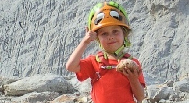 La bimba di cinque anni scala una montagna alta 2519 metri