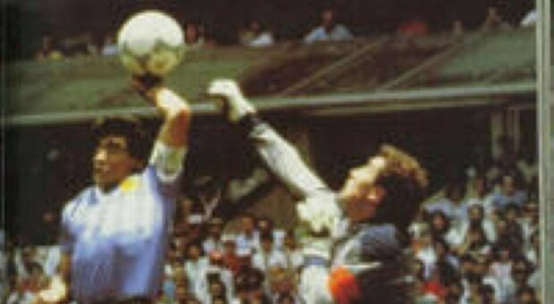 Maradona, venduto per 2,4 milioni di euro il pallone che lo consacrò "Mano de Dios"
