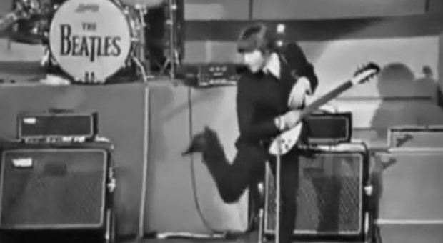 John Lennon deride i disabili dal palco, spunta un video inedito sul web: fan sotto choc