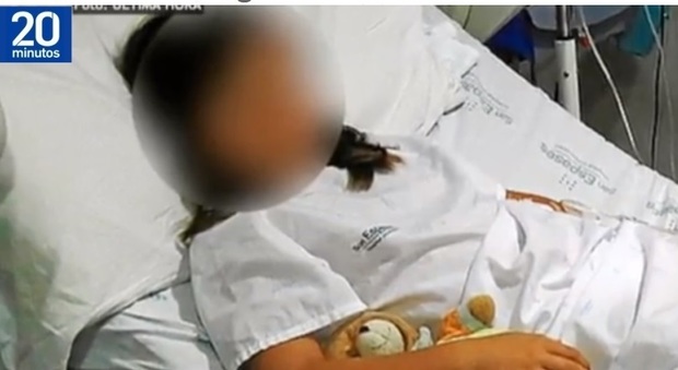 Bimba di otto anni picchiata a scuola da 12 bulli: è in ospedale