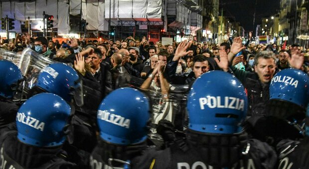 Milano, corteo No pass, 11 mesi a manifestante per lesioni e resistenza
