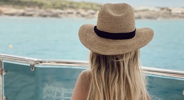 Wanda Nara in barca a Ibiza, la foto del lato B fa impazzire i fan: «Che bomba»