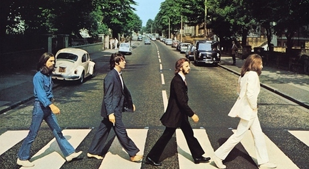 Coronavirus, la storica Abbey Rood dei Beatles si rifà il look nel lockdown: strisce pedonali come nuove