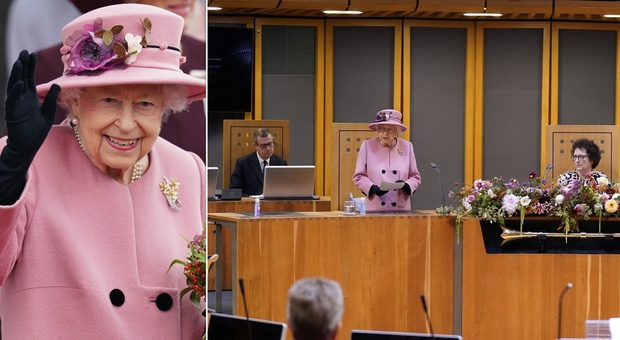 Elisabetta in Galles dopo 5 anni di assenza, la regina in buona forma ma cammina ancora col bastone