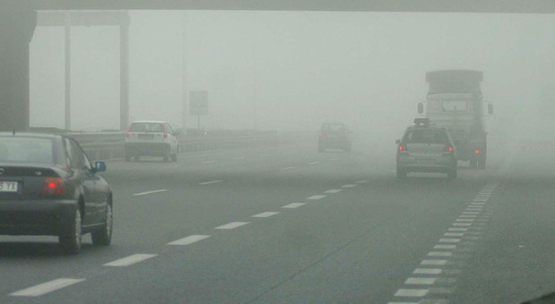 Guida contromano in autostrada per 70 km, ubriaco e nella nebbia