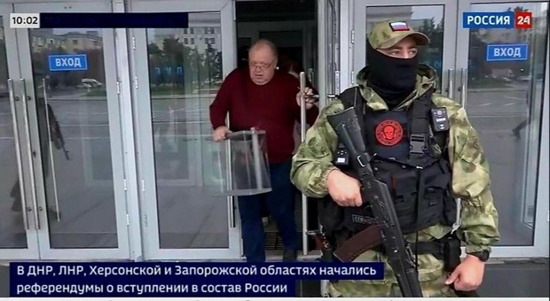 Donbass, la farsa dei referendum: soldati in casa con il mitra per costringere a votare