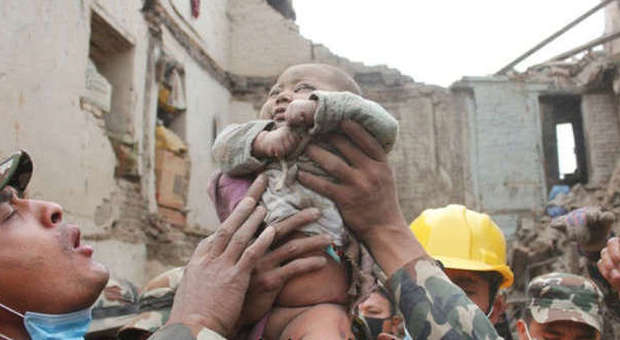 Nepal, neonato estratto vivo dalle macerie. Italiano irreperibile manda mail: "Sto bene"