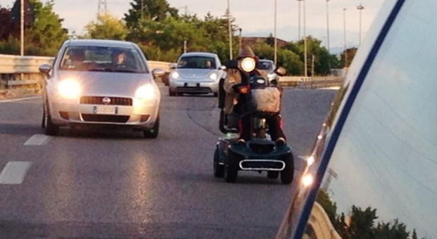 Choc in superstrada: in sedia a rotelle contromano sulla corsia di sorpasso