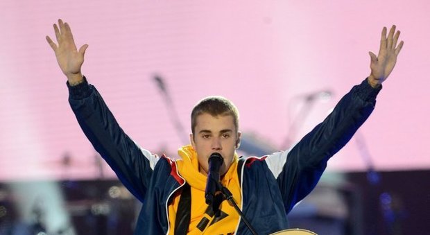 Armato di machete al concerto di Justin Bieber: paura tra i fan
