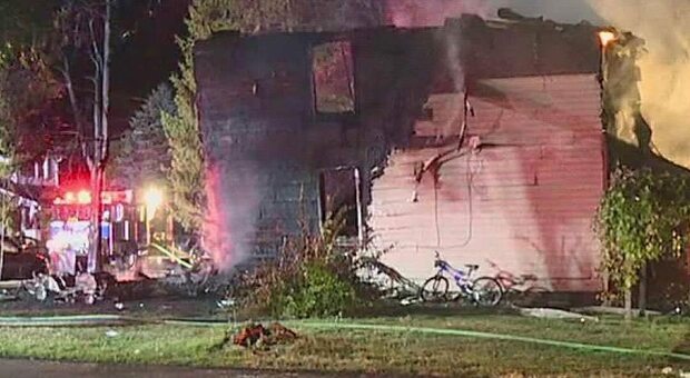 Incendio in casa durante la riunione di famiglia, dieci morti: 3 bambini