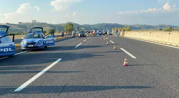 Roma, investito agente polizia stradale sulla A1: è grave. Il messaggio dei colleghi: «Forza Daniele, non mollare»
