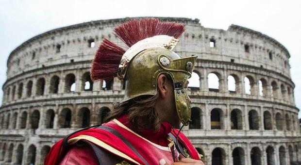 Colosseo, selfie con i turisti e minacce: «Dacci 150 euro o ti picchiamo». Arrestati tre centurioni