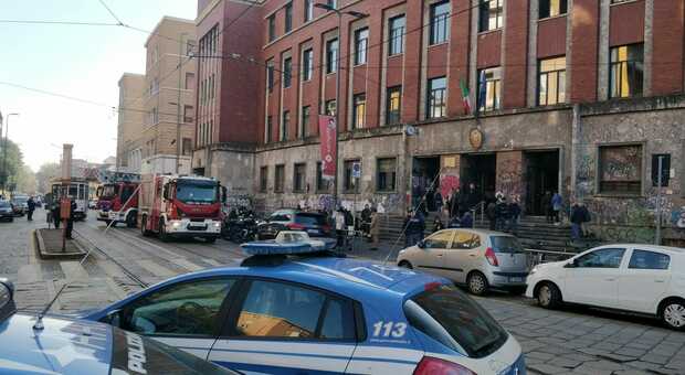 Paura a Milano, incendio alla scuola media Tiepolo: evacuati quasi mille studenti