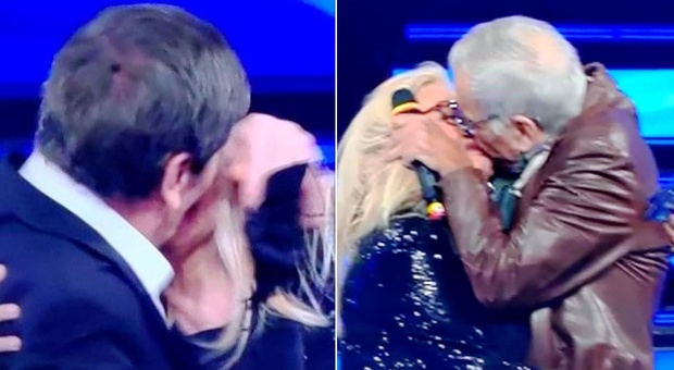 Domenica In, Gianni Morandi e Teo Teocoli baciano Mara Venier: «Oggi siamo tutti pazzi!»