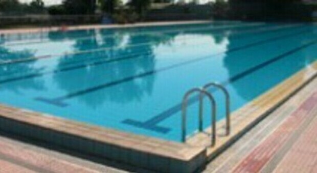 Bimbo di 20 mesi entra in piscina alla festa di Ferragosto e muore annegato